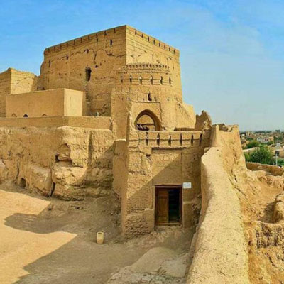 واجهة من نارین قلعة في میبد مع عمر أکثر من 5000 سنة