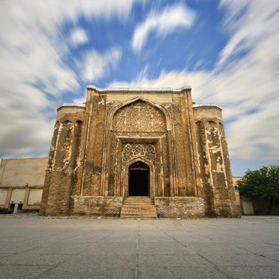 قبة العلویین مع تاریخ عریق حیث هي من أهمّ روائع الفنّ في الهندسة المعماریة والزخرفة الجصّیة في إیران بعد الإسلام.
