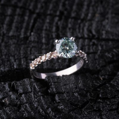 یک الماس بیضی‌ شکل طولی روی حلقه، به شما کمک می‌کند انگشتان کشیده‌تری را از دستان خود به نمایش بگذارید.