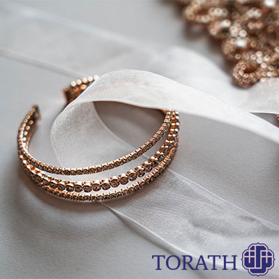 تنوع ساخت و عرضه جواهرات در طول تاریخ باعث تولید طرح‌های مختلف دستبند شده است.