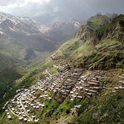 روستای اورامانات یا روستای هزار ماسوله با معماری پلکانی به شکل هرمی است که در رأس آن قلعه‌ای باستانی قرار دارد.