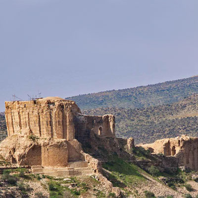قلعة دختر في مدینة فیروز آباد في محافظة فارس، حصن حصین والذي یتعلّق إلی العصر الساساني.
